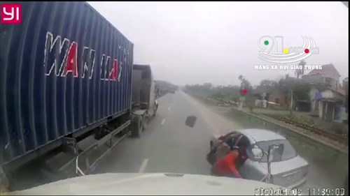 Tài xế xe con cà khịa, cầm gạch ném vỡ kính container rồi bỏ chạy