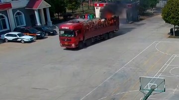 Lái thẳng xe tải đang bốc khói nghi ngút vào trạm cứu hỏa nhờ dập lửa
