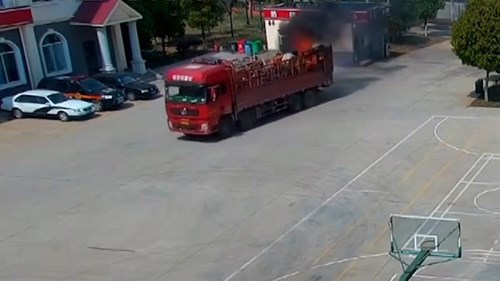 Lái thẳng xe tải đang bốc khói nghi ngút vào trạm cứu hỏa nhờ dập lửa