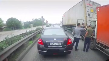 Thanh niên ‘rút thẻ lạ’ can ngăn nhanh chóng 2 tái xế đang nóng tính