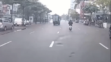 Xe tải ‘hôn’ vỉa hè để tránh xe đạp điện bất ngờ cắt mặt sang đường