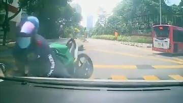 Vội giao hàng và khuất tầm nhìn, shipper tông trực diện ô tô ngược chiều