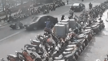 Cụ ông 84 tuổi cài nhầm số lùi tông hàng loạt phương tiện trên đường