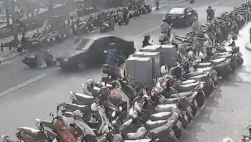 Cụ ông 84 tuổi cài nhầm số lùi tông hàng loạt phương tiện trên đường