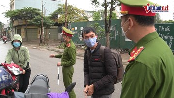 Hà Nội: Ra đường không lý do thuyết phục, một phụ nữ bị 'mời' quay về nhà