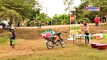 Phiên chợ đặc biệt trên chiếc bàn đặt giữa đường biên giới