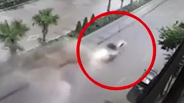 Taxi phóng tốc độ cao 'cày nát' giải phân cách trên phố