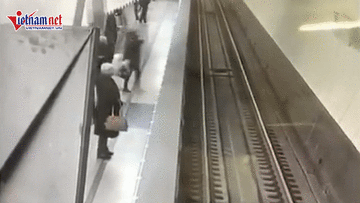 'Cắm mặt' vào điện thoại, cô gái rơi xuống đường tàu suýt chết