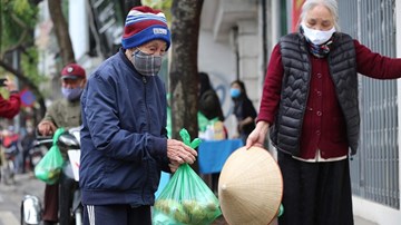 Cụ già, em nhỏ phấn khởi nhận thực phẩm, yên tâm cách ly chống dịch