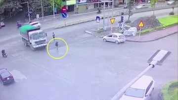Thiếu quan sát, xe ben quay đầu cuốn cô gái trẻ đang đi bộ vào gầm