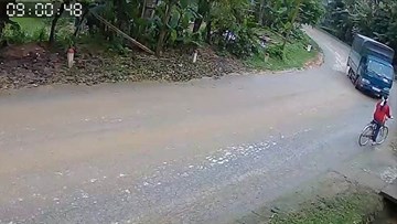 Vào cua ‘không phanh’, xe tải lao thẳng vào người phụ nữ đi xe đạp