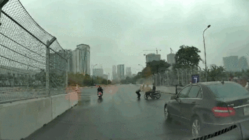 Hai tài xế dừng ô tô giữa đường đua F1 lao vào ẩu đả