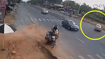 Ôtô sang đường đầy khó hiểu, gây tai nạn rồi leo thẳng lên dải phân cách