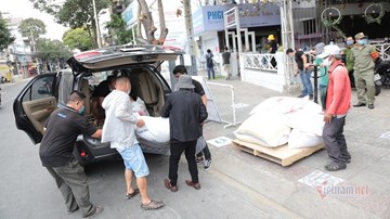 Người Sài Gòn đến góp sức ‘ATM gạo' miễn phí của người nghèo