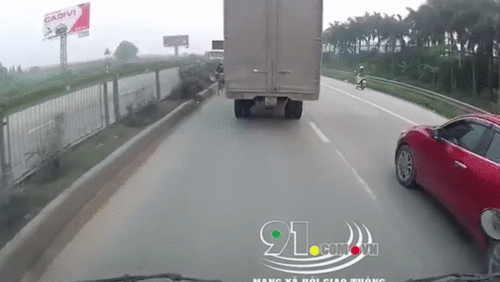 Người phụ nữ liều mạng đạp xe ngược chiều đối đầu xe tải trên quốc lộ 5