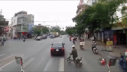 Xe container bẻ lái thần kỳ tránh người đàn ông sang đường ẩu