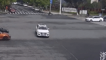 Vượt đèn đỏ xế hộp bị đâm lật, tài xế mắc kẹt trong khoang lái