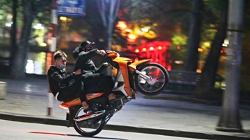 Bắt nhóm 'quái xế' tụ tập bốc đầu, đua xe quanh Hồ Gươm