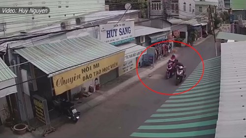 Đi xe ga giật túi xách phụ nữ đi đường, nam thanh niên bị đánh tơi bời