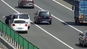 Nữ tài xế thản nhiên dừng xe hỏi đường trên cao tốc