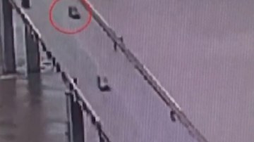 Tài xế say xỉn lái xe lấn làn, đâm bay người đi xe đạp xuống sông