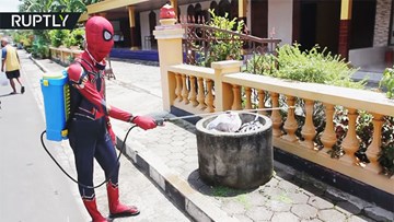 Người Nhện, Người Dơi xuống phố giúp đẩy lùi Covid-19 ở Indonesia