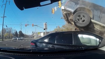 Xe bán tải bị ô tô vượt đèn đỏ tông bay lên nóc xe khác