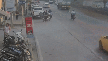 Chạy ngược chiều trên đường, tài xế xe máy gặp tai nạn liên hoàn