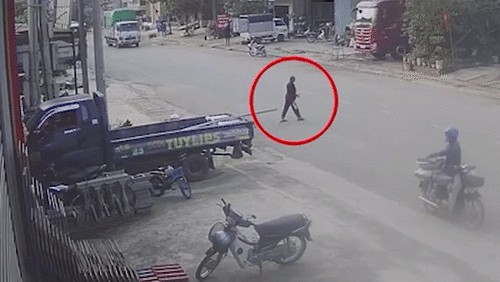 Cụ bà bị xe tải tông khi cố băng qua đường khiến tất cả vừa giận vừa thương