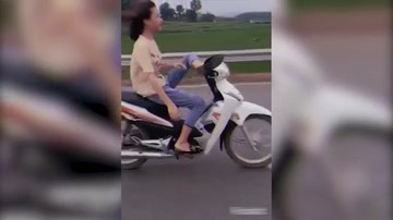 Nữ sinh 16 tuổi điều khiển xe máy bằng chân bị công an triệu tập