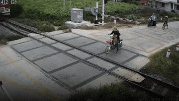 Người phụ nữ cố vượt barie, bị tàu hỏa tông tử vong