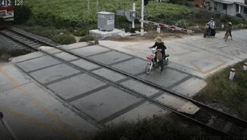 Người phụ nữ cố vượt barie, bị tàu hỏa tông tử vong