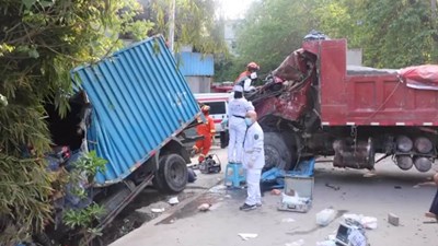 Khoảnh khắc 2 xe tải đấu đầu rồi húc sập nhà dân