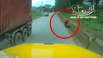 Tài xế container phản ứng kịp thời tránh 3 mẹ con đi xe máy tự ngã