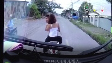 Người đàn ông xăm trổ chở theo vợ lạng lách, chặn đầu thách thức xe tải