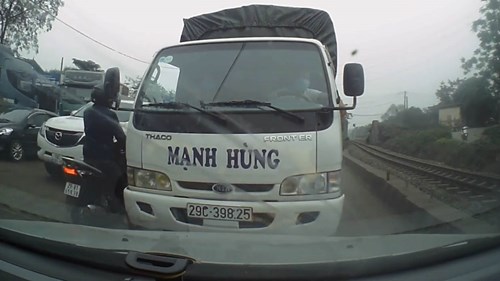 Lấn làn, tài xế xe tải vẫn 'thi gan' với ô tô đi đúng đường