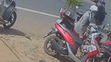 Đỗ SH ven đường, người phụ nữ có hành động khiến nhiều người bất ngờ