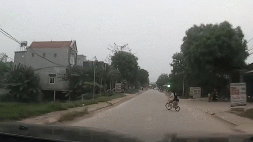 Tài xế đánh lái 'xuất thần' tránh 2 em nhỏ đi xe đạp sang đường bất ngờ