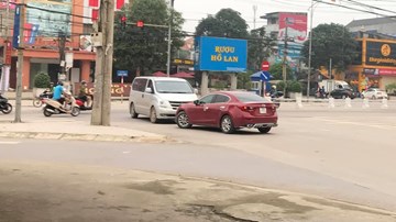 Đi sai bị xe khác chặn đầu, nữ tài xế livestream khiến dân mạng bất bình