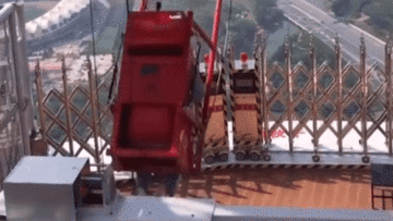 Thử cảm giác mạnh, du khách đâm sầm vào rào chắn trên tòa tháp cao 39 m