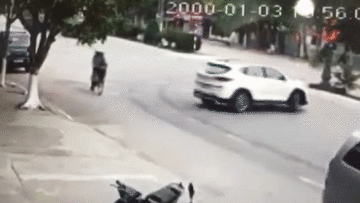 Ôtô quay đầu đi ngược chiều khiến 2 xe tải đâm vào nhau