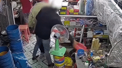 Hai tên trộm giấu đồ vào 'chỗ hiểm' khiến dân mạng ngao ngán