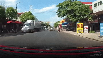 Bất ngờ ngã giữa đường, thanh niên nhỏm dậy né xe tránh tai nạn liên tiếp