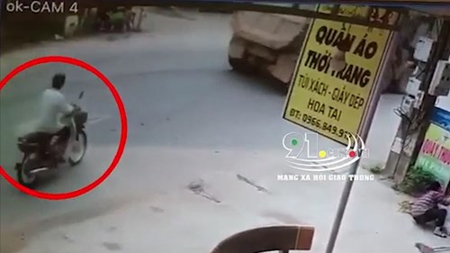 Xe máy sang đường sau đuôi xe ben bị xe tải tông văng