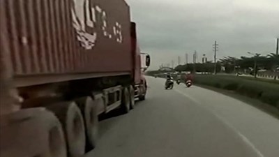 Tài xế container đánh lái ‘dọa’ xe máy đi ngược chiều gây chú ý