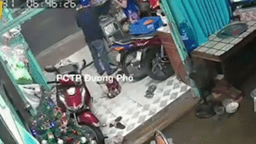Hai tên cướp vờ mua hàng rồi giật mạnh dây chuyền của chủ tiệm tạp hóa