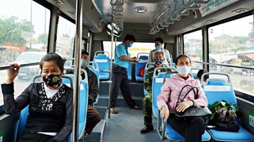 Xe buýt Hà Nội từ chối chở khách không chấp hành giãn cách