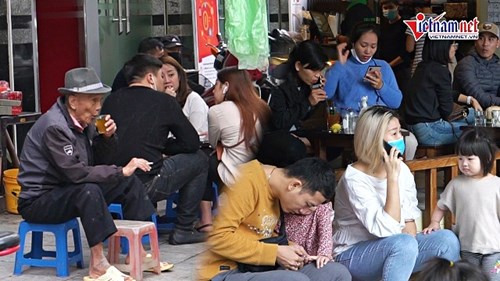 Vừa nới cách ly: Cafe san sát người, trà đá vỉa hè vô tư hoạt động