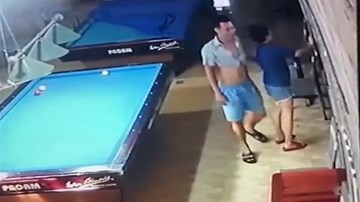 Người đàn ông sàm sỡ cô gái trong quán bida và phản ứng bất ngờ sau đó