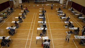 Sĩ tử Hong Kong vật lộn với kỳ thi ĐH đầu tiên trên thế giới thời Covid-19